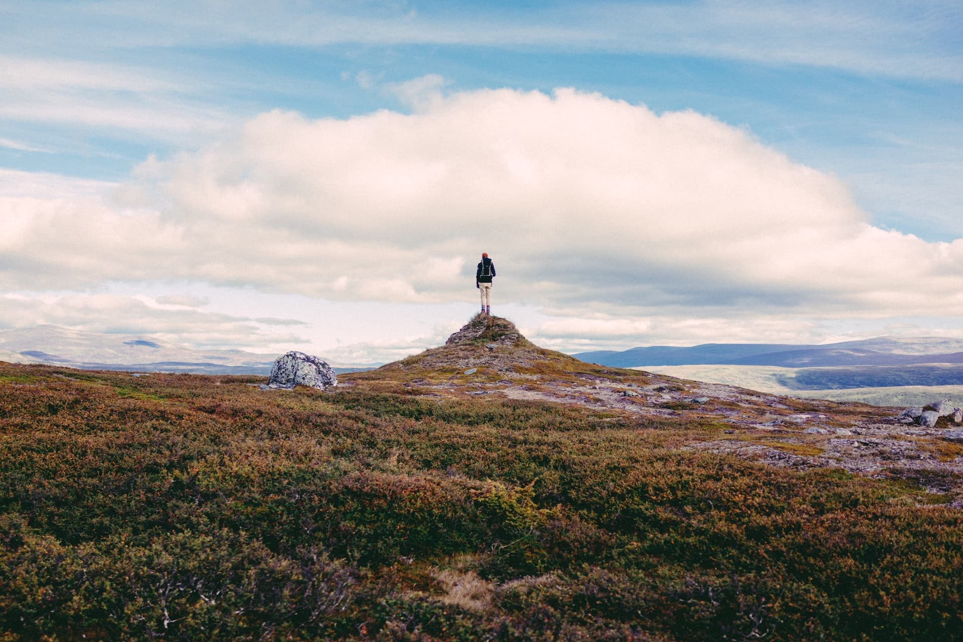 Person som står på en klippa