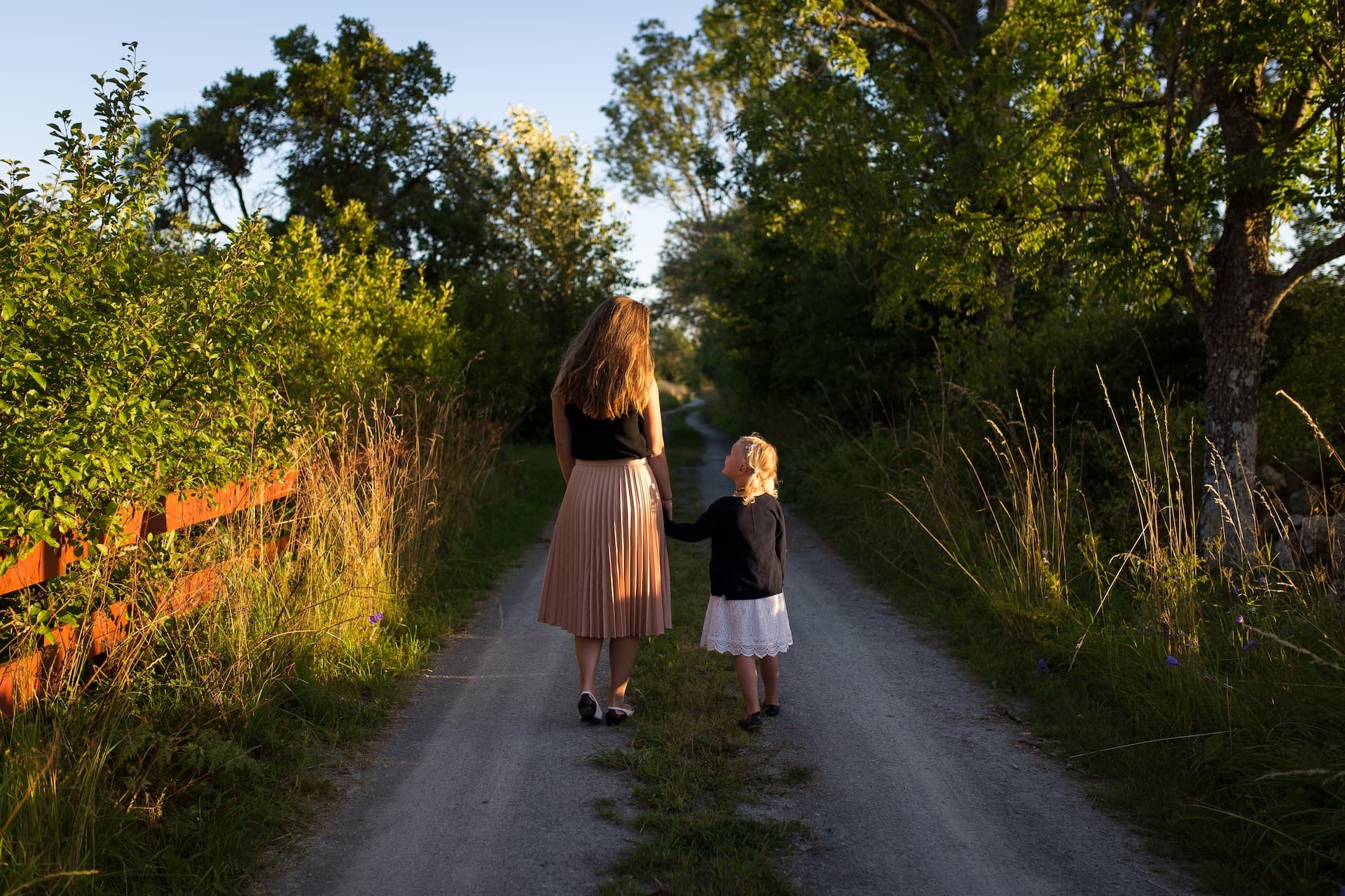 Personer som går på en stig i naturen